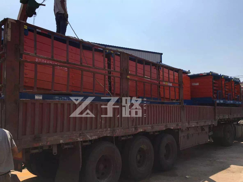 6台升降平台專車送（sòng）往山西平遙